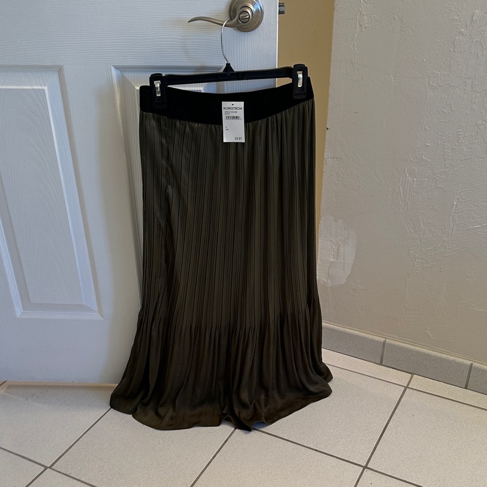MELLODAY Pleated Maxi Skirt in Olive